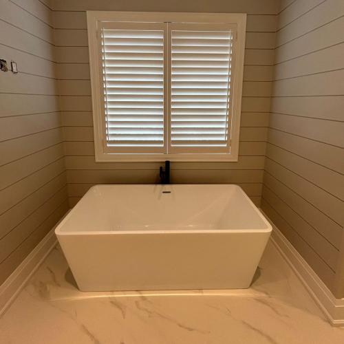 5 Factors To Consider When Choosing Window Shutters For Bathrooms