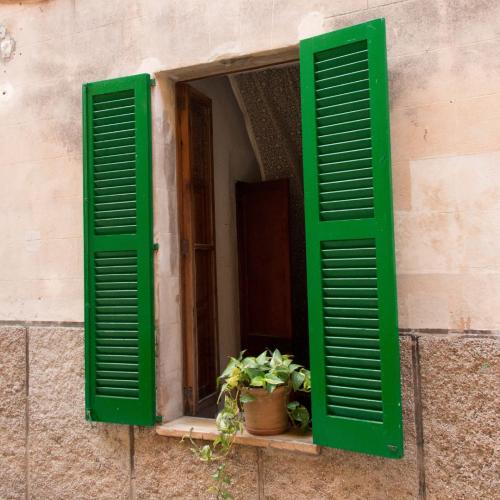 Factors To Consider Before Choosing A Panel Size For Window Shutters